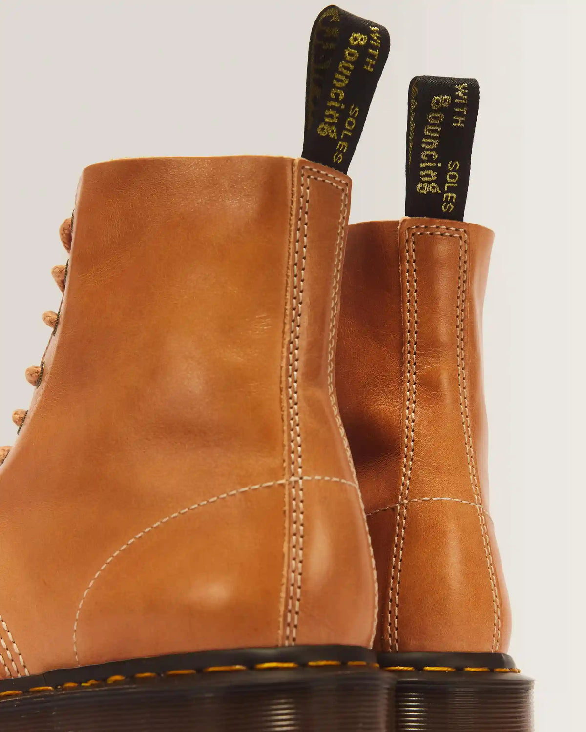 1460 Pascal 8 Eye Boot Veg Tan Luxe
